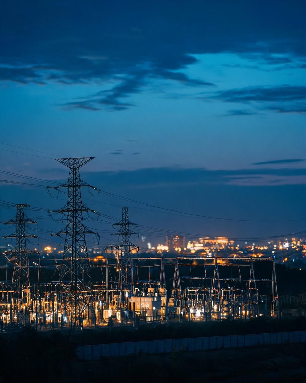 Poste électrique au crépuscule